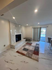 un soggiorno con camino e TV di Luxury Waterfront Getaway a Copiague