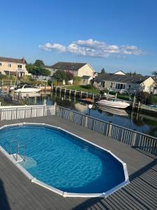 una piscina su una terrazza accanto a un corpo d'acqua di Luxury Waterfront Getaway a Copiague