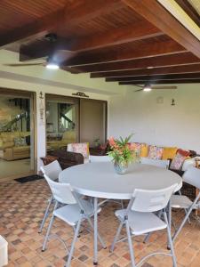 einen weißen Tisch und Stühle im Wohnzimmer in der Unterkunft Terrazas de Guacuco TH in Playa Guacuco