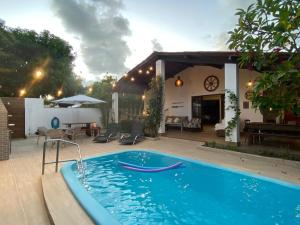 una piscina nel cortile di una casa di Casa Paraiso de Sonho Verde a Paripueira