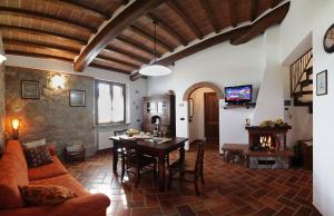 A television and/or entertainment centre at La Casetta nel Bosco