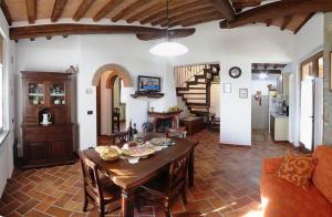 A television and/or entertainment centre at La Casetta nel Bosco