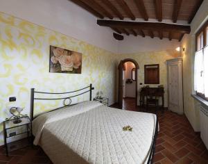 A bed or beds in a room at La Casetta nel Bosco