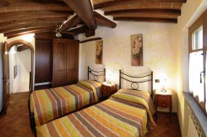 A bed or beds in a room at La Casetta nel Bosco