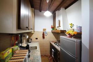 A kitchen or kitchenette at La Casetta nel Bosco