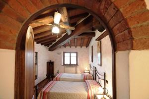 A bed or beds in a room at La Casetta nel Bosco