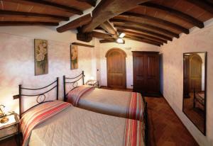 A bed or beds in a room at La Casetta nel Bosco