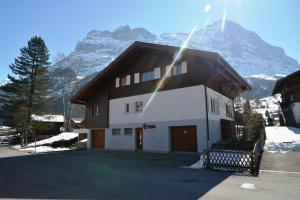 Ein allgemeiner Bergblick oder ein Berglick von des Chalets aus