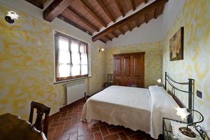A bed or beds in a room at La Casetta nel Bosco