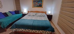 a bedroom with two beds and two lamps in it at Rincón de Cielo in Tongoy