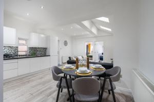 Η κουζίνα ή μικρή κουζίνα στο Spacious & Comfortable 3-Bedroom Retreat in NW10