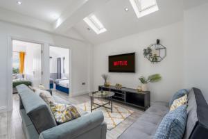 Μια τηλεόραση ή/και κέντρο ψυχαγωγίας στο Spacious & Comfortable 3-Bedroom Retreat in NW10