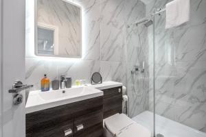Ένα μπάνιο στο Spacious & Comfortable 3-Bedroom Retreat in NW10 +18 φωτογραφίες