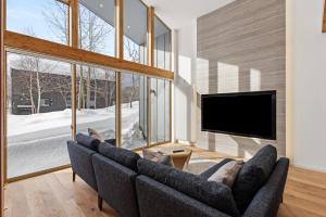 TV a/nebo společenská místnost v ubytování Kabayama Chalet