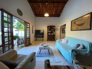 un soggiorno con un divano e una TV di Casa Paraiso de Sonho Verde a Paripueira