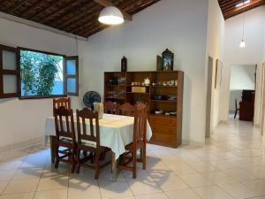 una sala da pranzo con tavolo e alcune sedie di Casa Paraiso de Sonho Verde a Paripueira