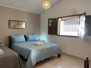 una camera da letto con un letto e una finestra di Casa Paraiso de Sonho Verde a Paripueira Altre 36 foto