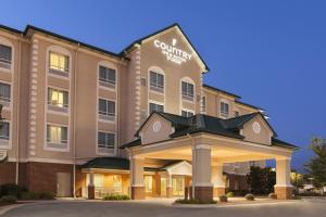 ティフトンにあるCountry Inn & Suites by Radisson, Tifton, GAのホテルの正面のレンダリング