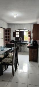 eine große Küche mit Tisch und Stühlen in der Unterkunft Casa Festival de inverno Garanhuns in Garanhuns