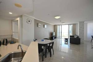 Χώρος καθιστικού στο 255 SQM 3 bedroom RIVER OCEAN VIEW Surfers Paradise