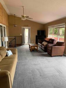 ein Wohnzimmer mit Sofa und Tisch in der Unterkunft Lake Michigan Beach House in Shelby