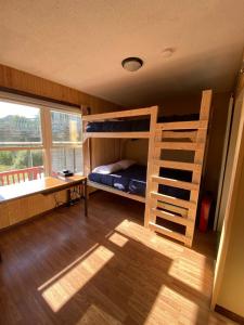 Zimmer mit einem Etagenbett, einem Schreibtisch und einem Schreibtisch in der Unterkunft Lake Michigan Beach House in Shelby + 38 Fotos