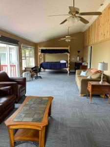 ein Wohnzimmer mit Sofa und Tisch in der Unterkunft Lake Michigan Beach House in Shelby