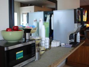Küche/Küchenzeile in der Unterkunft Travelodge by Wyndham Watertown
