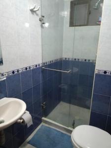 佩雷拉HABITACION CERCA AL AEROPUERTO的带淋浴、马桶和水槽的浴室