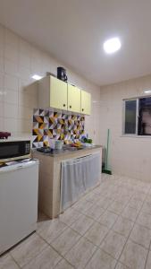 eine Küche mit einer Theke und einem Herd darin in der Unterkunft Casa na melhor localização de Santa Teresa in Rio de Janeiro