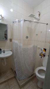 ein Badezimmer mit Dusche, Toilette und Waschbecken in der Unterkunft Casa na melhor localização de Santa Teresa in Rio de Janeiro + 9 Fotos