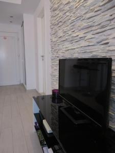 TV a/nebo společenská místnost v ubytování Sea Gate Studio
