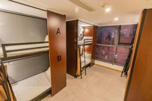 Postel nebo postele na pokoji v ubytování Star City Zen Boutique Social Youth Hostel Wujiang Road Subway Station Branch