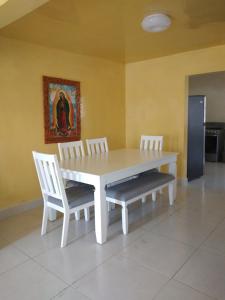 Una mesa y sillas blancas en una habitación. en Casa Justo Sierra, en Durango