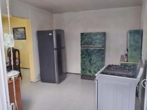 una cocina con estufa y refrigerador en Casa Justo Sierra, en Durango
