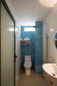 un bagno con un water, un lavandino e una vasca di Đào Hoa Homestay a Quy Nhon