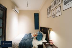 Giường trong phòng chung tại High-ser Apt w Greenview, Projector and 2BR incenter - So warmly and spacious