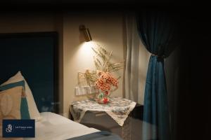Giường trong phòng chung tại High-ser Apt w Greenview, Projector and 2BR incenter - So warmly and spacious