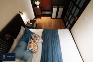 Giường trong phòng chung tại High-ser Apt w Greenview, Projector and 2BR incenter - So warmly and spacious