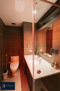 Phòng tắm tại High-ser Apt w Greenview, Projector and 2BR incenter - So warmly and spacious