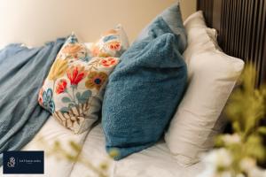 Giường trong phòng chung tại High-ser Apt w Greenview, Projector and 2BR incenter - So warmly and spacious