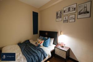 Giường trong phòng chung tại High-ser Apt w Greenview, Projector and 2BR incenter - So warmly and spacious