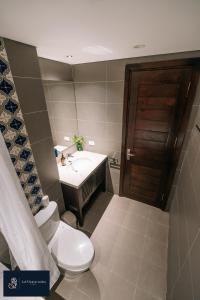 Phòng tắm tại High-ser Apt w Greenview, Projector and 2BR incenter - So warmly and spacious