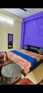 TV a/nebo společenská místnost v ubytování Hotel Shri Jeevan Dham + 2 fotografie