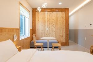 Postel nebo postele na pokoji v ubytování Gangneung Stay Gyeongpo 55