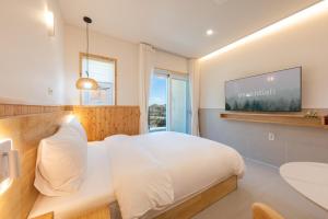 TV a/nebo společenská místnost v ubytování Gangneung Stay Gyeongpo 55 + 5 fotografií