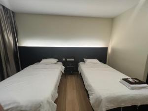 Postel nebo postele na pokoji v ubytování H-5 INN