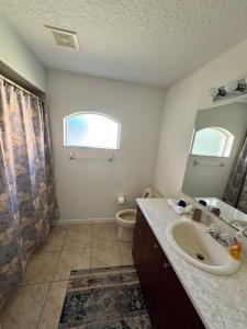 Ένα μπάνιο στο Cozy Private Home Close to the I95 Exit 284 +33 φωτογραφίες