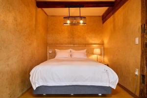 a bedroom with a large white bed in a room at Stay Yangyang The Kkotjam in Yangyang
