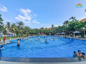 Der Swimmingpool an oder in der Nähe von Sun Spa Resort & Villa